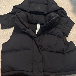 Lululemon super cropper Women's Black Puffer Jacket size 4